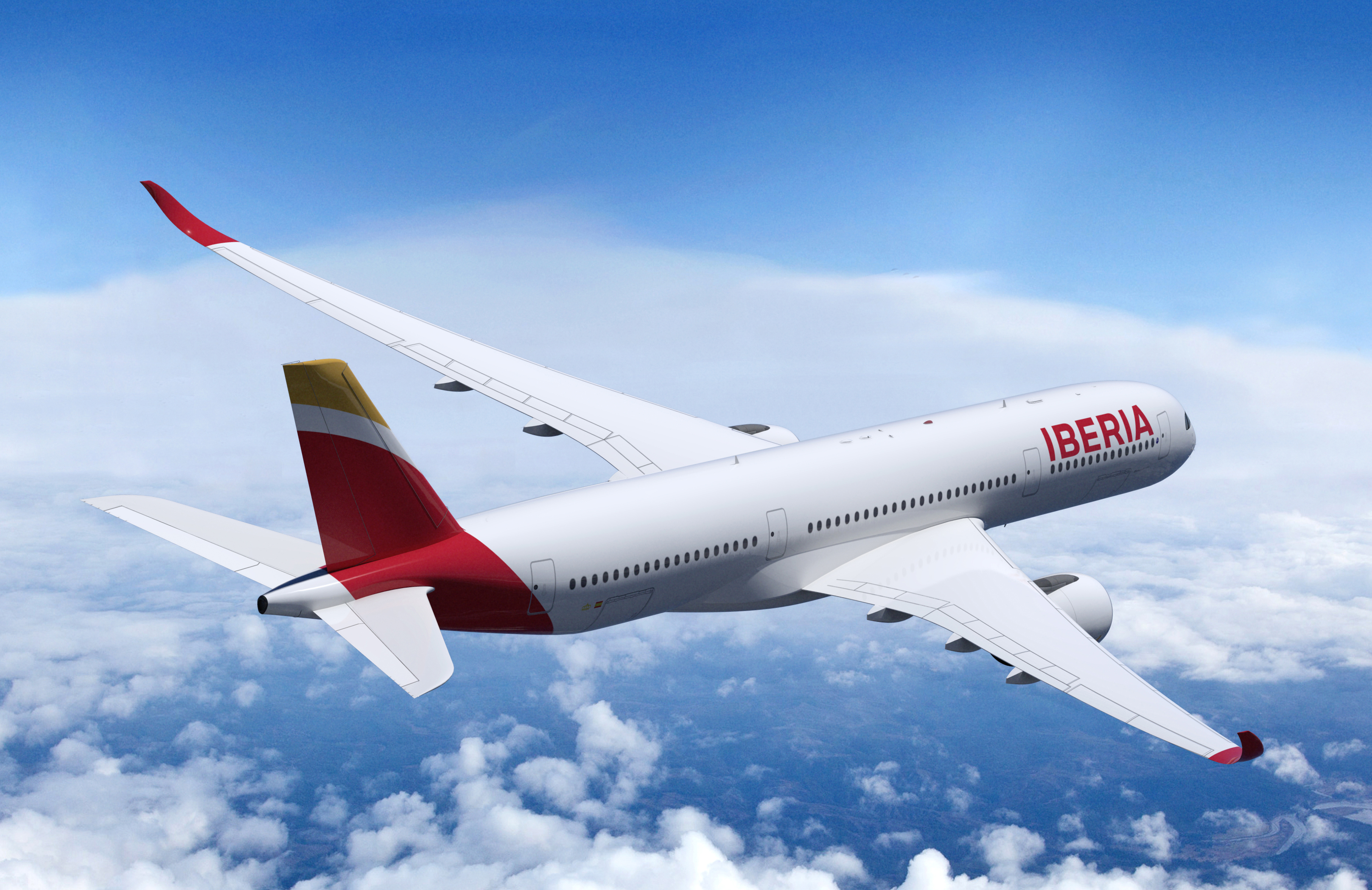 Der Bildzuschnitt zeigt Iberia Flugzeug mit rotem Iberia Schriftzug am vorderen Teil und roten Flügelspitzen sowie rot, orange, weiß, gelbem hinteren Teil. Der Rest des Fliegers ist weiß. Das Flugzeug befindet sich über einer geöffneten Wolkenschicht, darüber und darunter blauer Himmel.