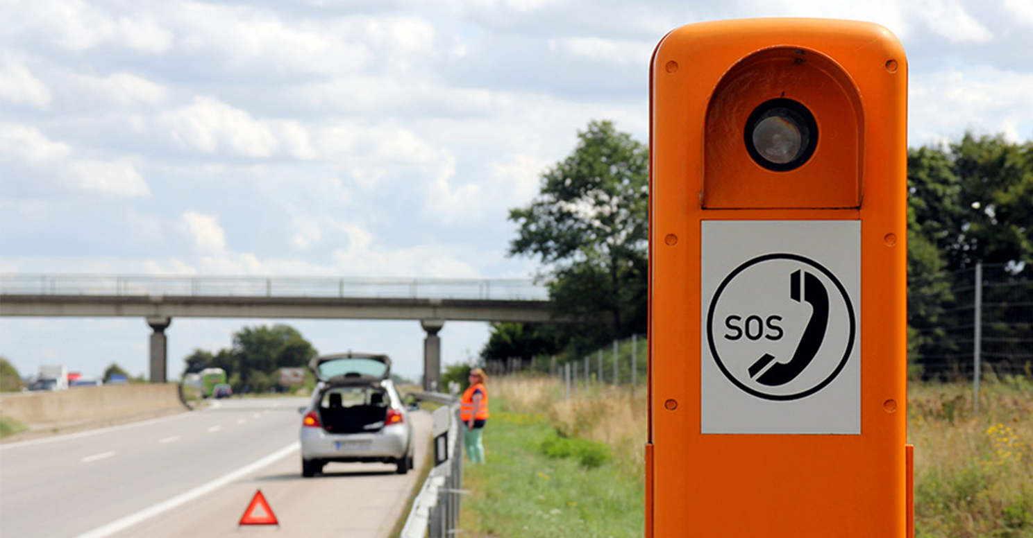 Borne orange sur l'autoroute